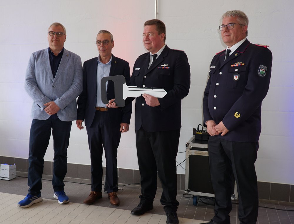 Schlüsselübergabe (v. I.): Ammersbeks Bürgervorsteher Heiko Steenhagen, Bürgermelster Horst Ansén, Ortswehrführer Sven Denker, Gemeindewehrführer Norbert Wolfrath.